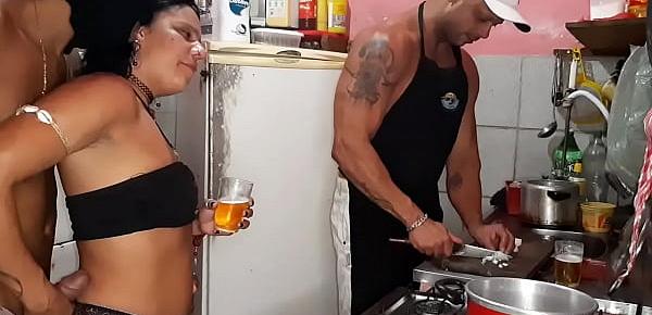  Em quanto Mike Hot estar na Cozinha fazendo comida, a puta da Danny Hot estar sendo fodida firme pelo dotado e faz ela gozar muito